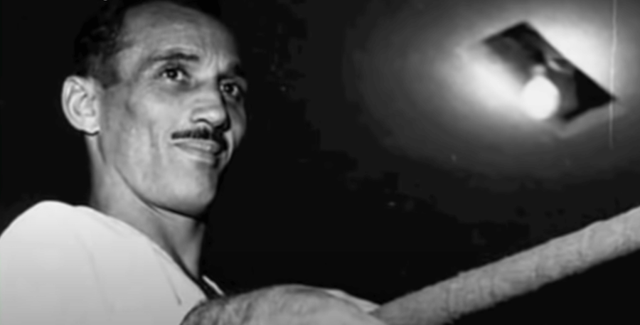Helio Gracie posing